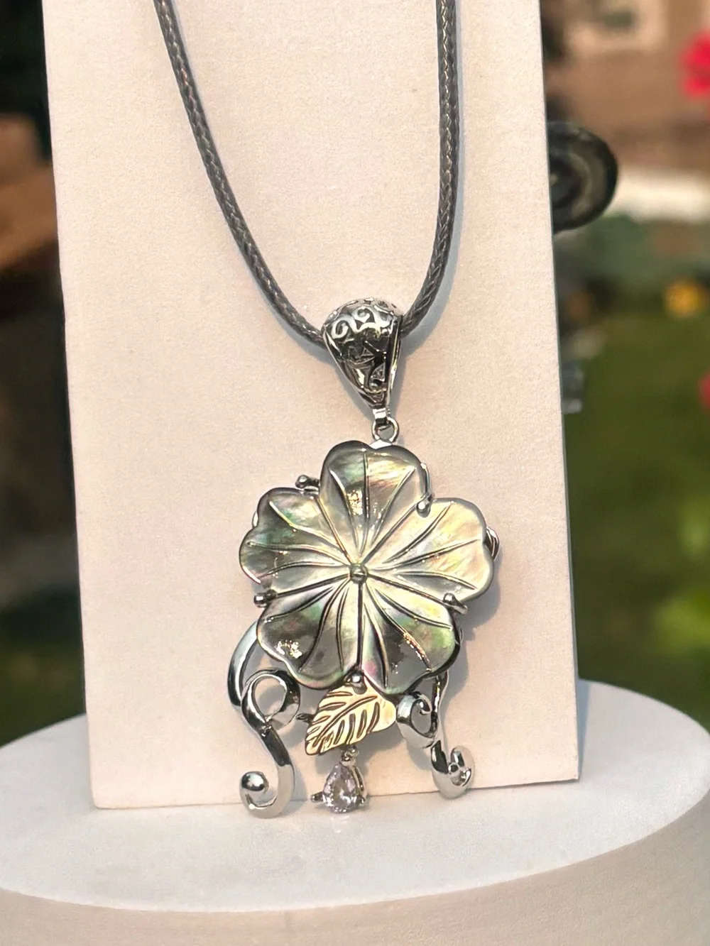 NEW! Flower Abalone Shell Necklace